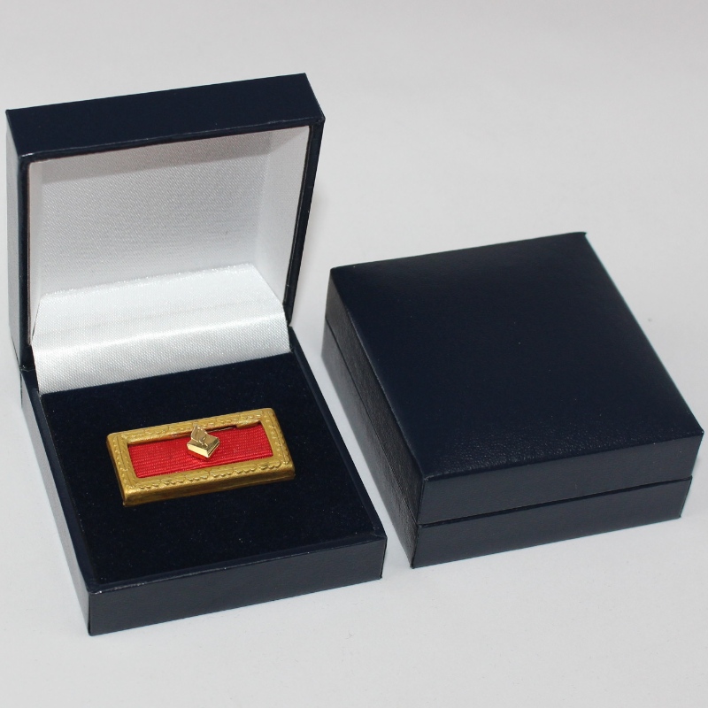 Elemento V-04 quadrato PU Leather box per monete e distintivo, gemelli, fermacravatta, etc. mm.63*68*28, pesi circa 50g