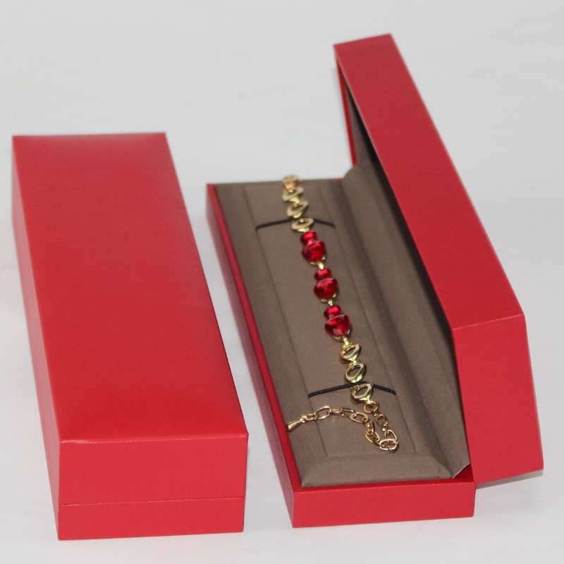 Cassetta di confezionamento di gioielli squisita confezione di gioielli rossi di alta qualità collana di gioielli e braccialetto con schiuma di spugna, la dimensione è 243*65*40mm