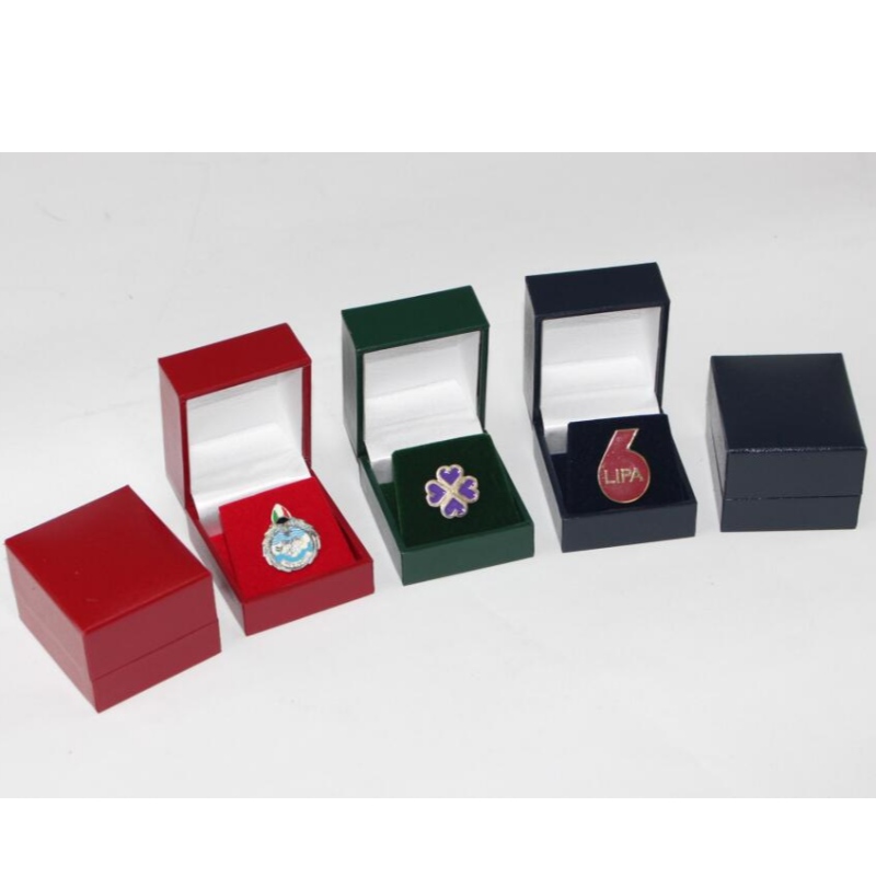 Elemento V-07 scatola di plastica quadrata coperta da carta in pelle per diametro 25-30 mm moneta, distintivo, anello, ecc mm.46*53*38, pesi circa 40g